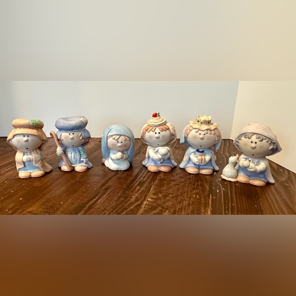 BUMPKINS CERAMIC/PORCELAIN NATIVITY FIGURINES BY FABRIZIO FOR GEORGE GOOD LOT 6.